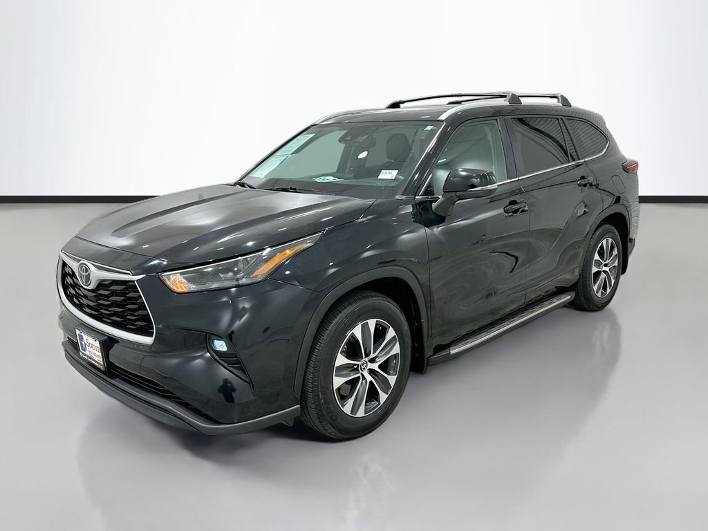 Used 2024 Toyota Highlander XLE FWD image 3