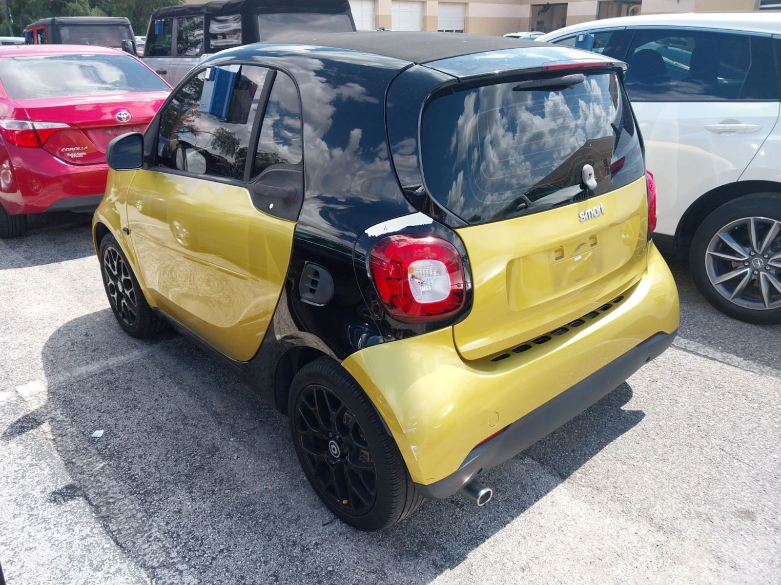 Used 2017 smart fortwo Proxy RWD image 9
