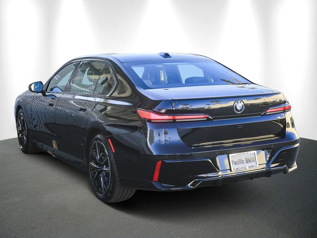 Used 2025 BMW 750e xDrive w/ Premium Package AWD/4WD image 4