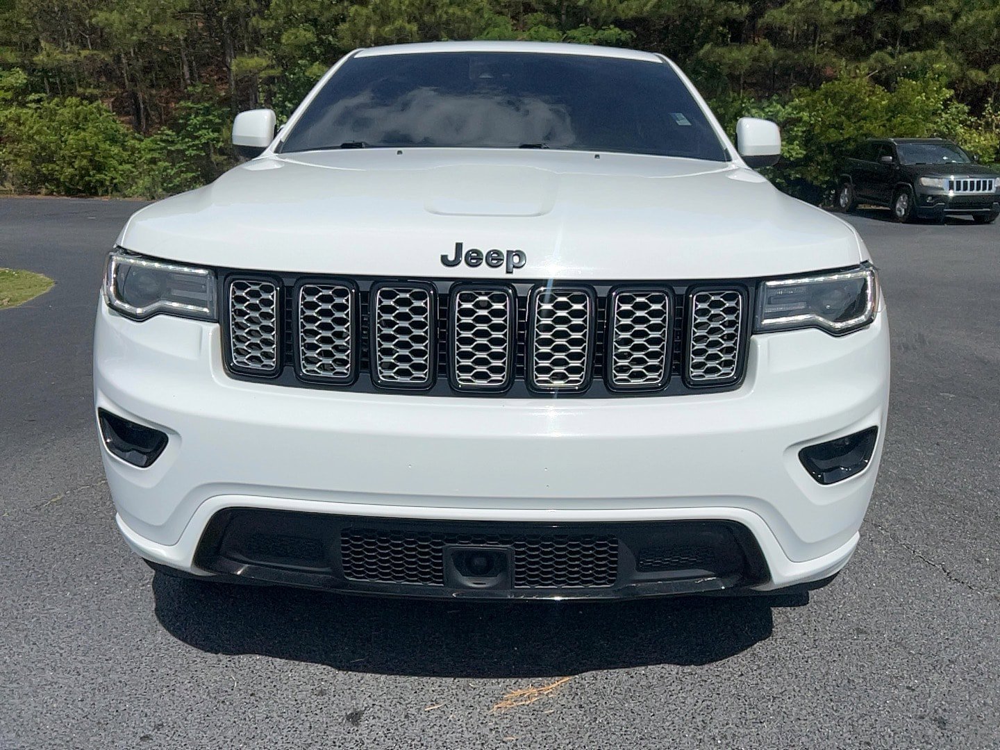 Used 2022 Jeep Grand Cherokee Laredo X AWD/4WD image 2