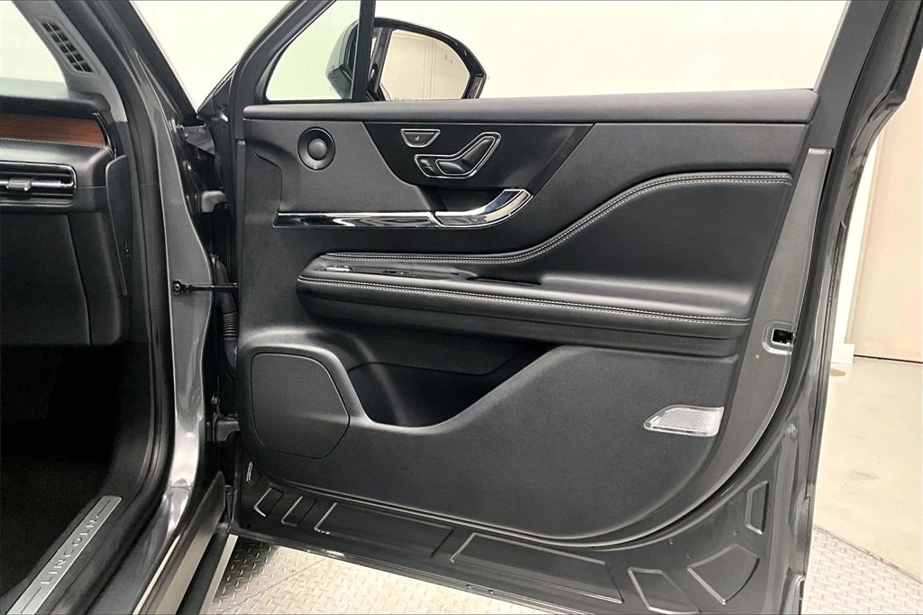 Used 2022 Lincoln Corsair Reserve w/ Equipment Group 201A image 19