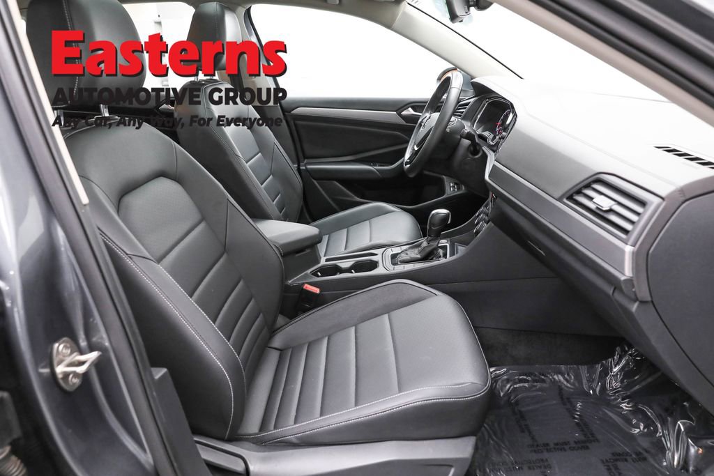 Used 2021 Volkswagen Jetta SE w/ SE Cold Weather Package image 24