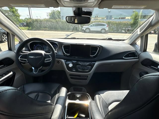 Used 2023 Chrysler Pacifica Touring-L FWD image 42