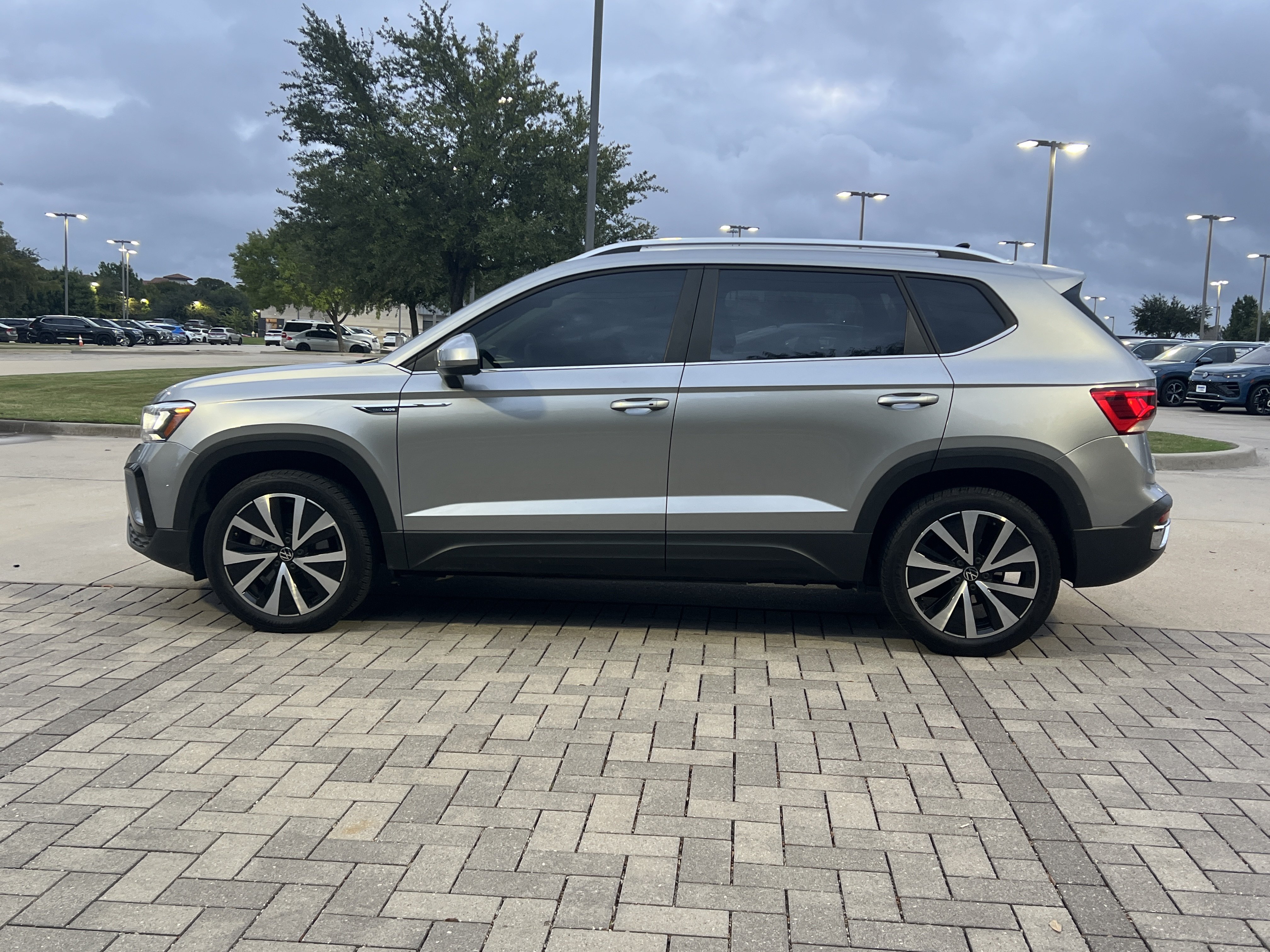 Used 2023 Volkswagen Taos SE w/ Panoramic Sunroof Package FWD image 6