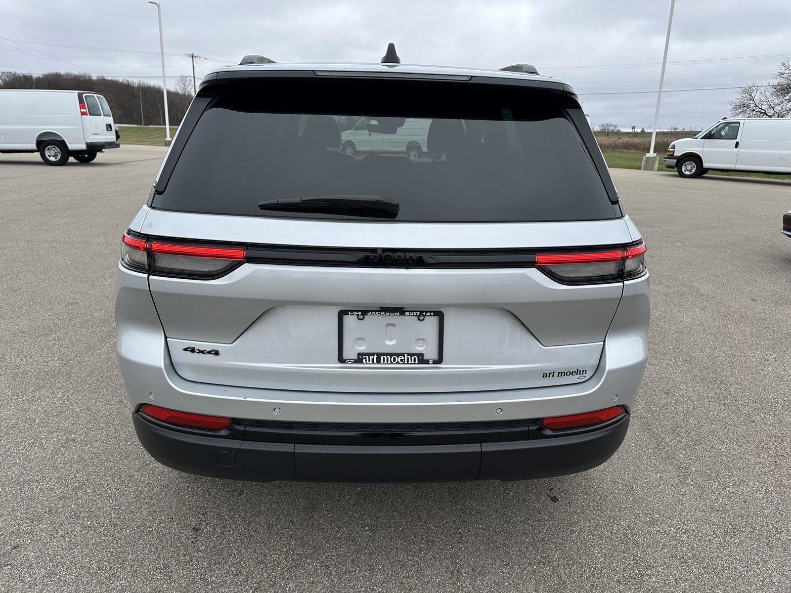 Used 2025 Jeep Grand Cherokee Altitude AWD/4WD image 4