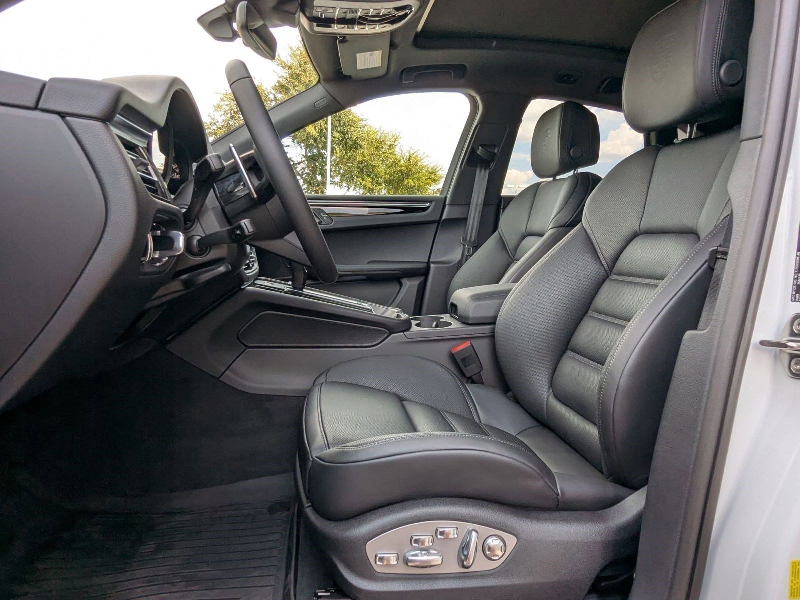 Certified 2026 Porsche Macan AWD/4WD image 5