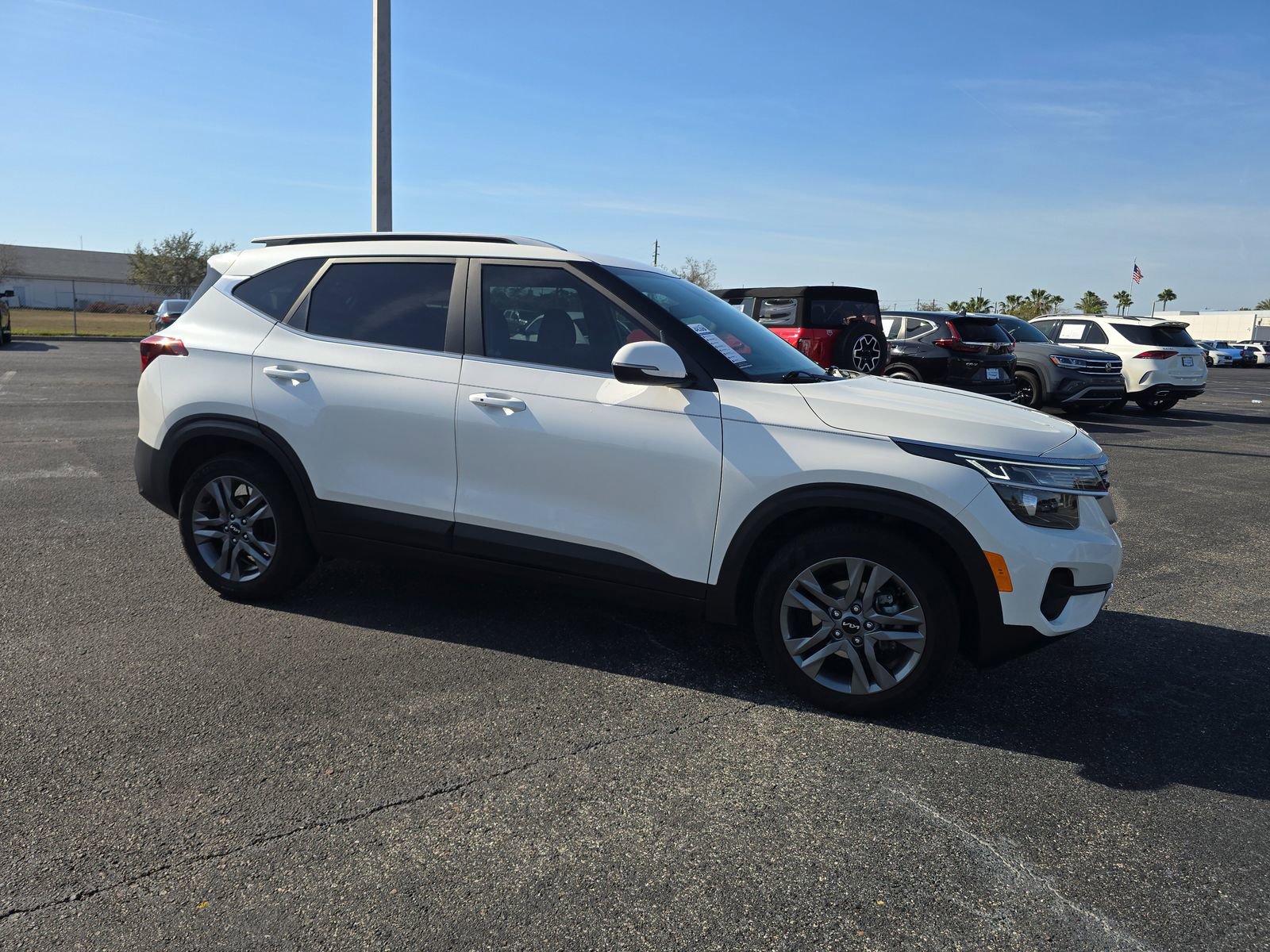 Used 2023 Kia Seltos S w/ Navigation Package image 2