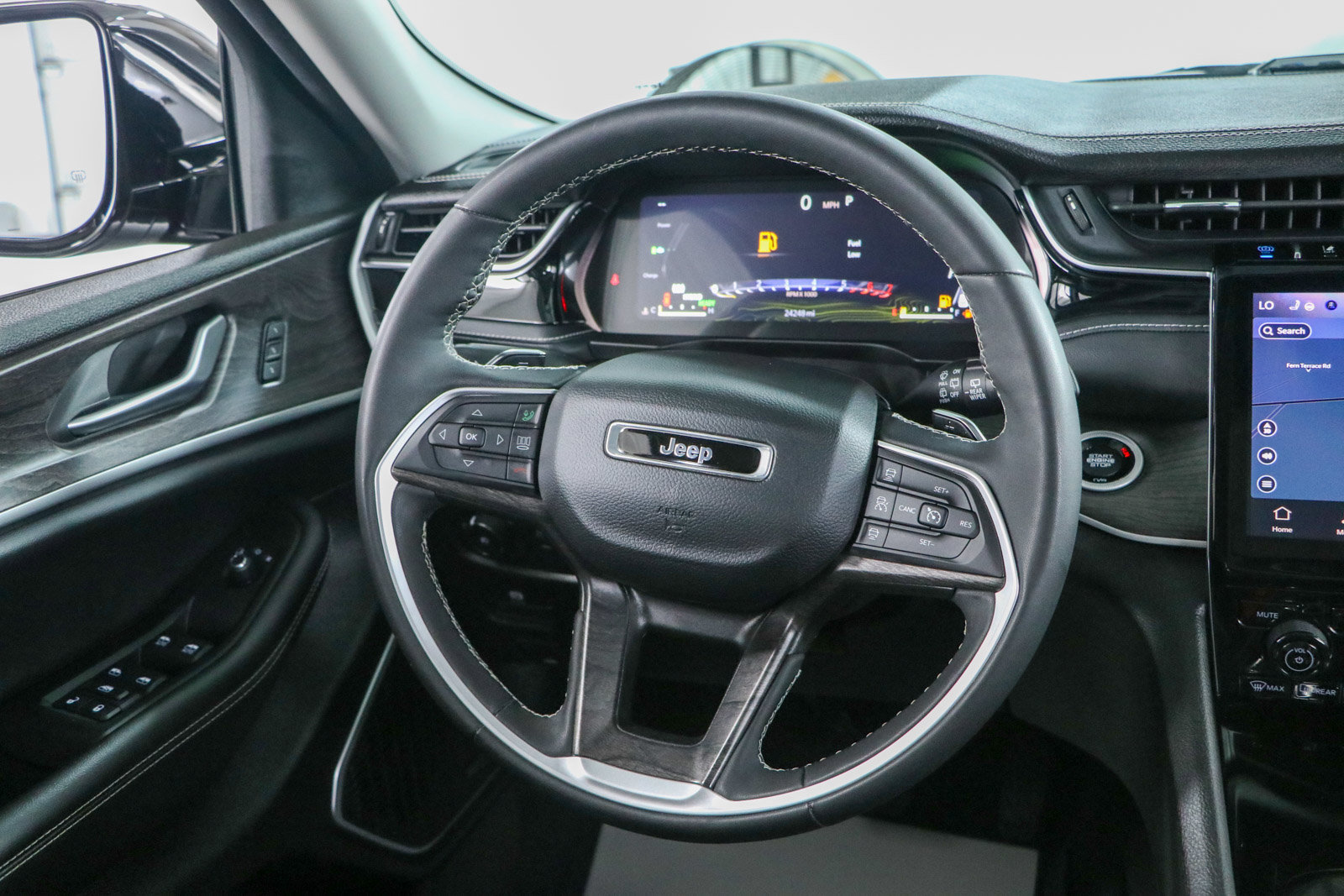 Used 2023 Jeep Grand Cherokee 4WD 4xe image 12