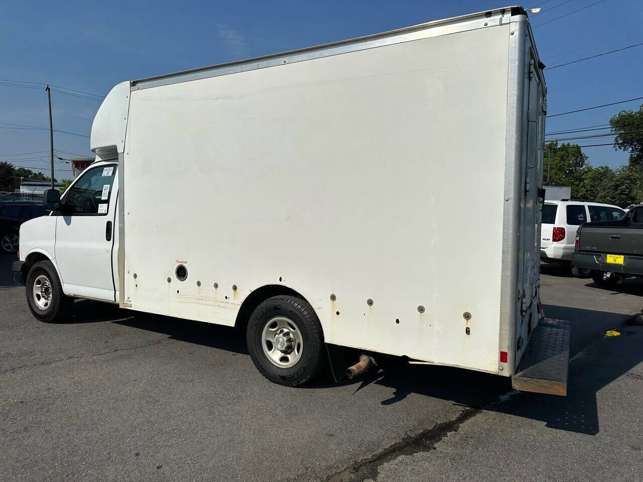 Used 2018 Chevrolet Express 3500 w/ Driver Convenience Package image 4