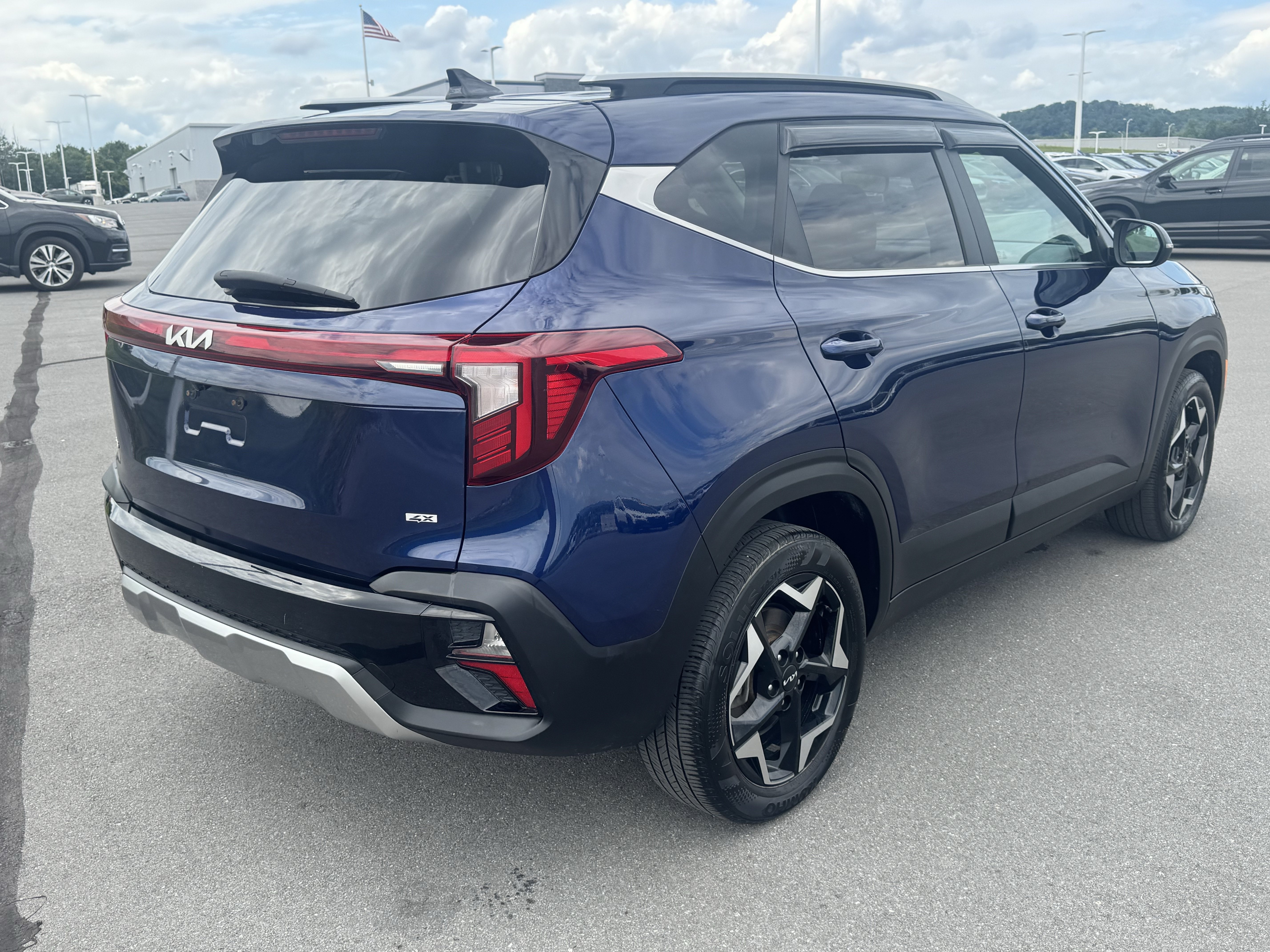 Used 2024 Kia Seltos EX AWD/4WD image 3