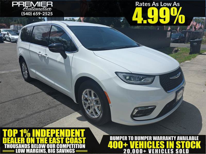 Used 2025 Chrysler Pacifica Select