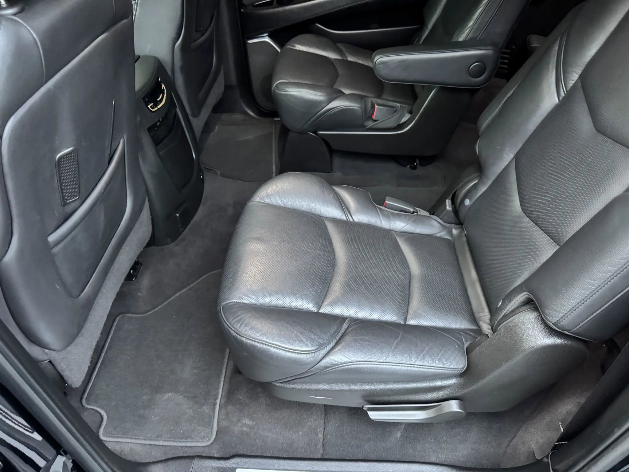 Used 2020 Cadillac Escalade ESV Premium Luxury w/ Escalade Sport Edition AWD/4WD image 34