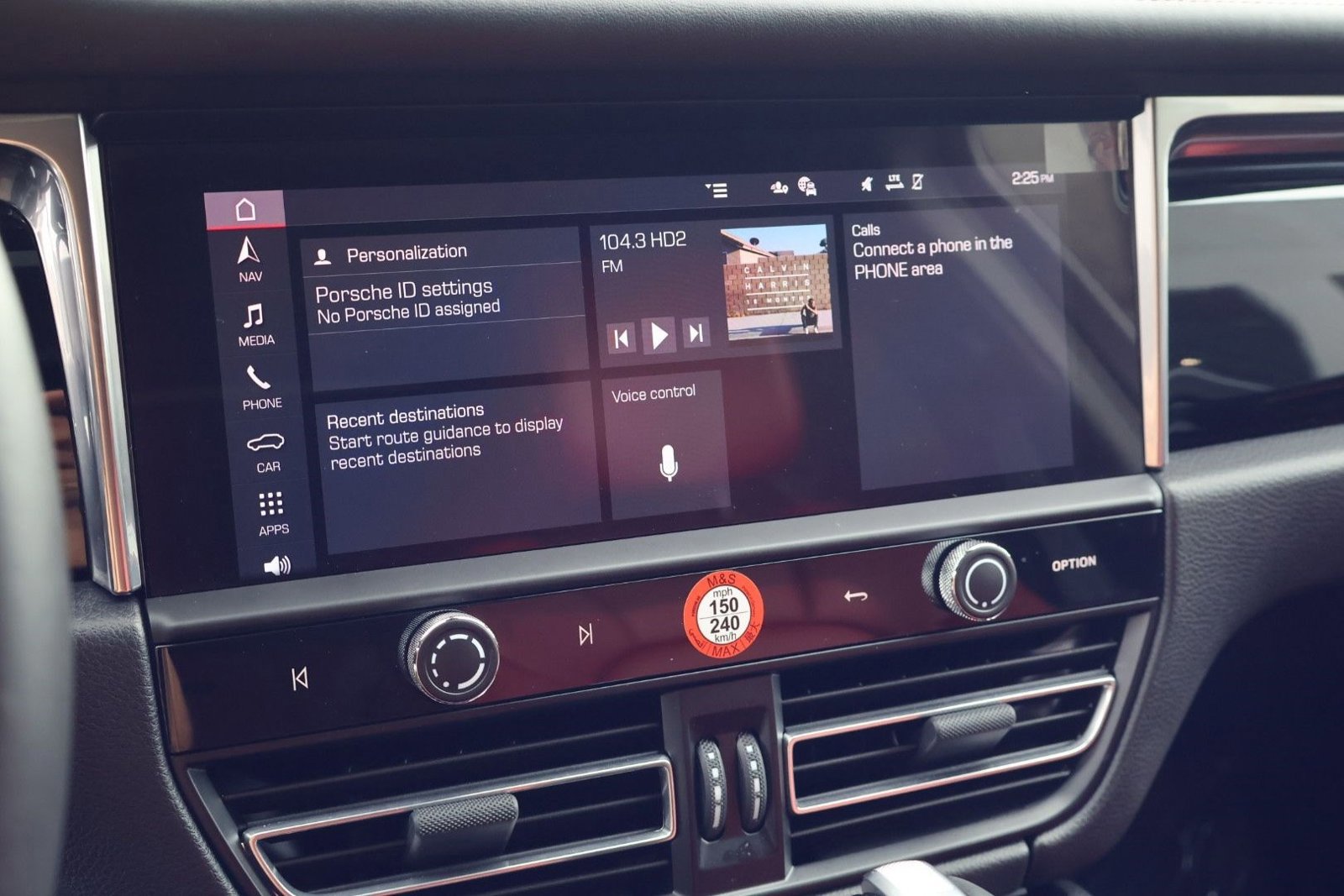 Certified 2025 Porsche Macan image 17