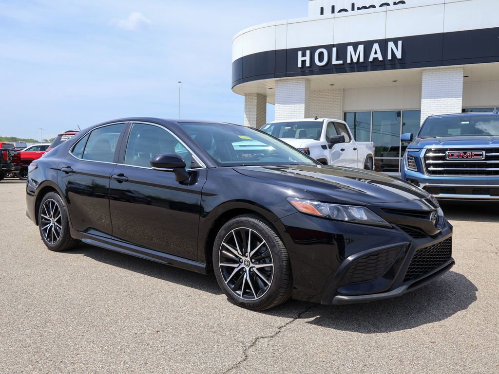 Used 2021 Toyota Camry SE w/ Cold Weather Package FWD image 1