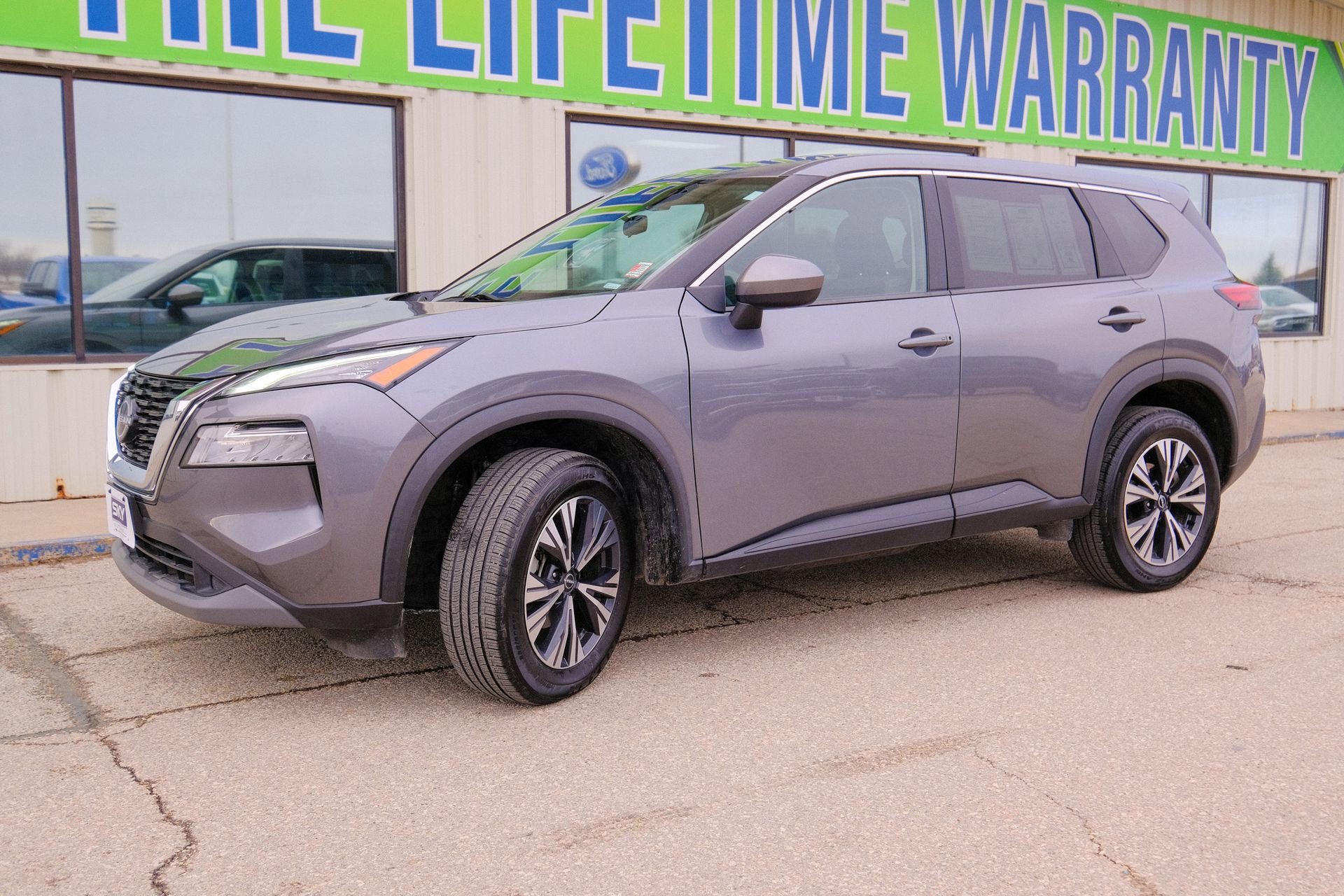 Used 2023 Nissan Rogue SV image 2