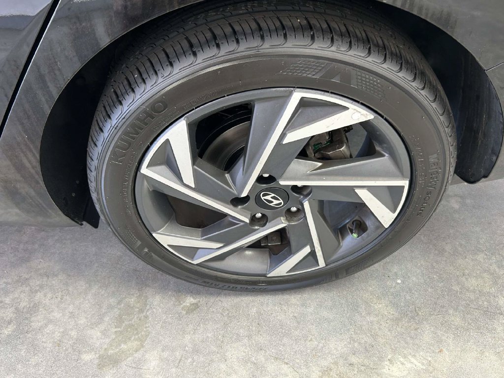 Used 2025 Hyundai Elantra Limited w/ Cargo Package FWD image 9