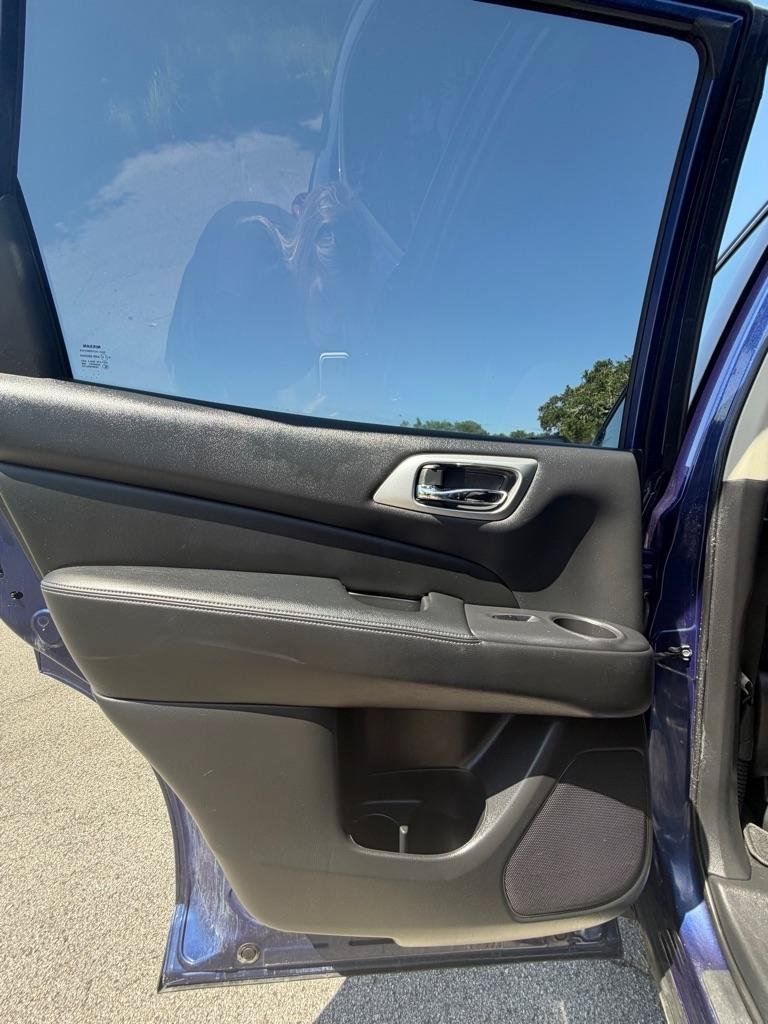 Used 2019 Nissan Pathfinder S FWD image 11