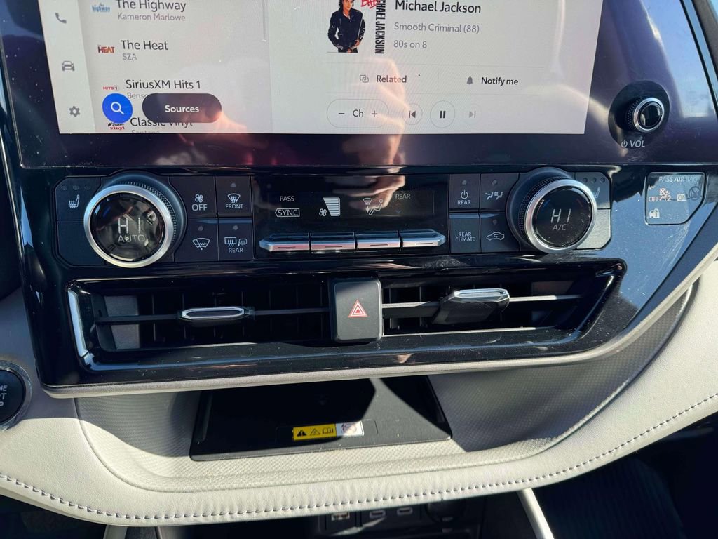 Used 2023 Toyota Highlander XLE image 30