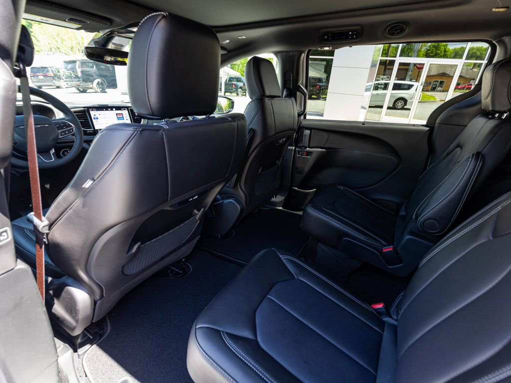 New 2027 Chrysler Pacifica Select FWD image 23