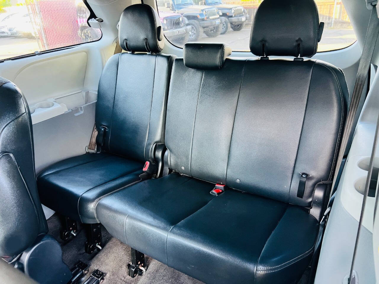 Used 2014 Toyota Sienna SE FWD image 17