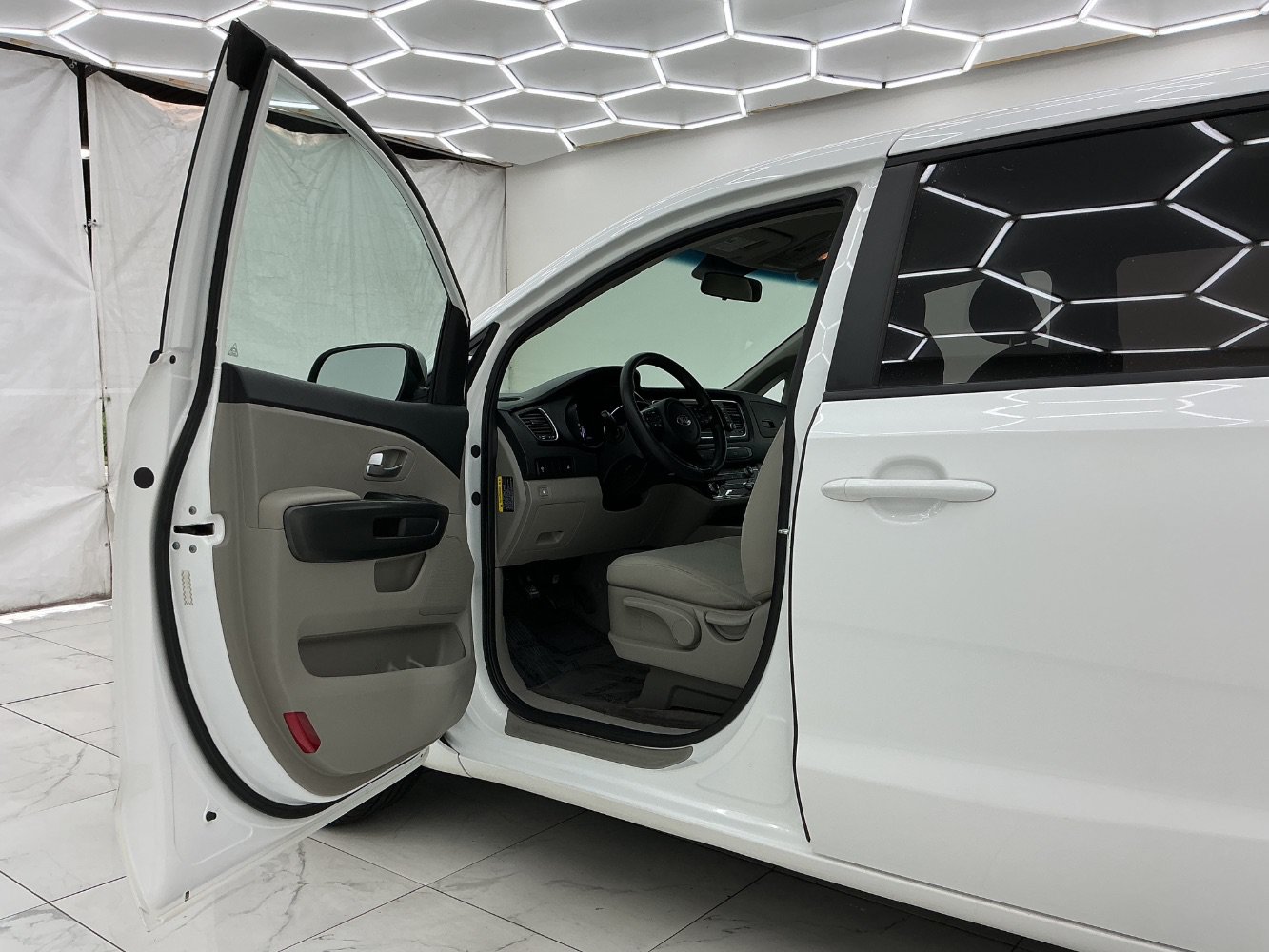 Used 2020 Kia Sedona L FWD image 16