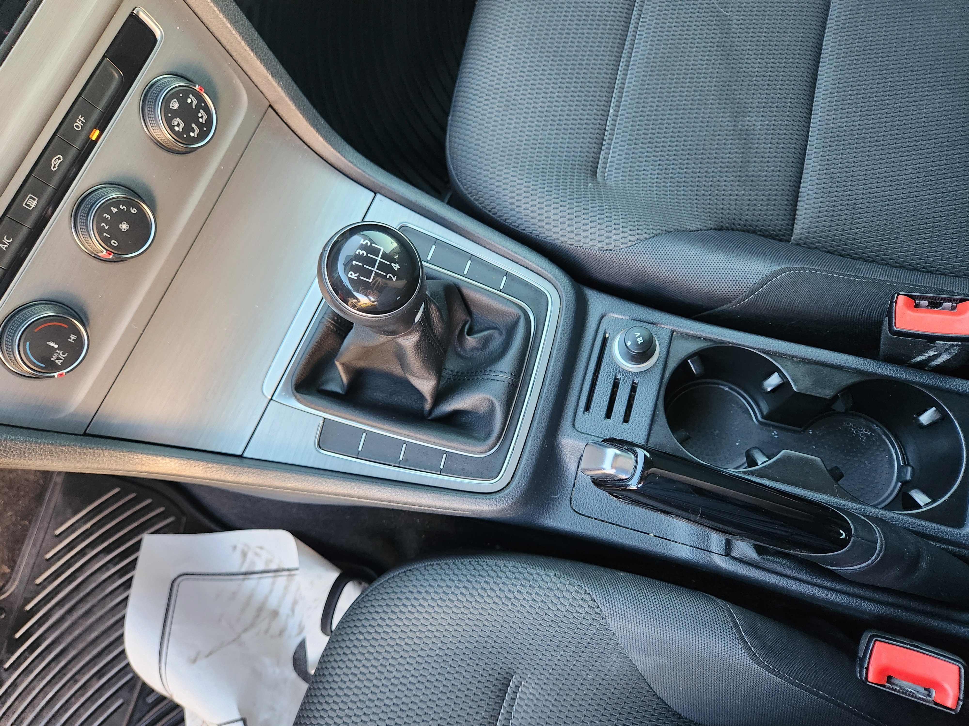 Used 2016 Volkswagen Golf S image 2