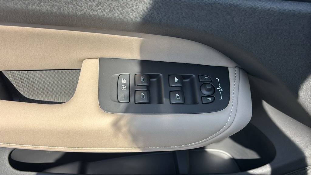 New 2026 Volvo XC60 B5 Plus w/ Climate Package AWD/4WD image 13