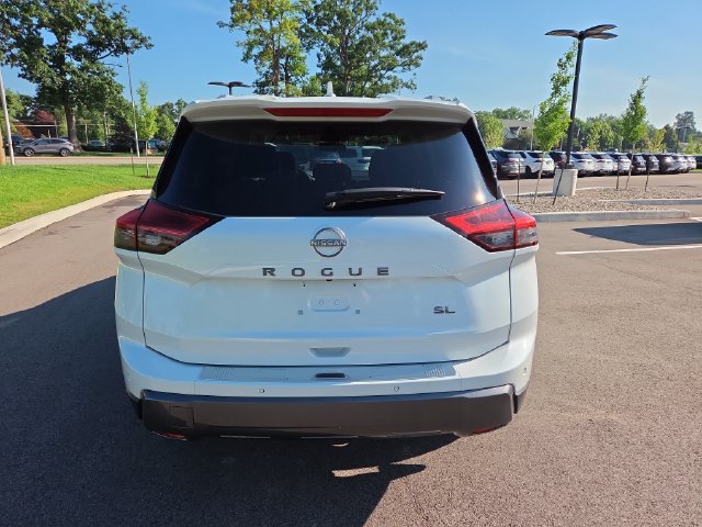 Used 2025 Nissan Rogue SL FWD image 4