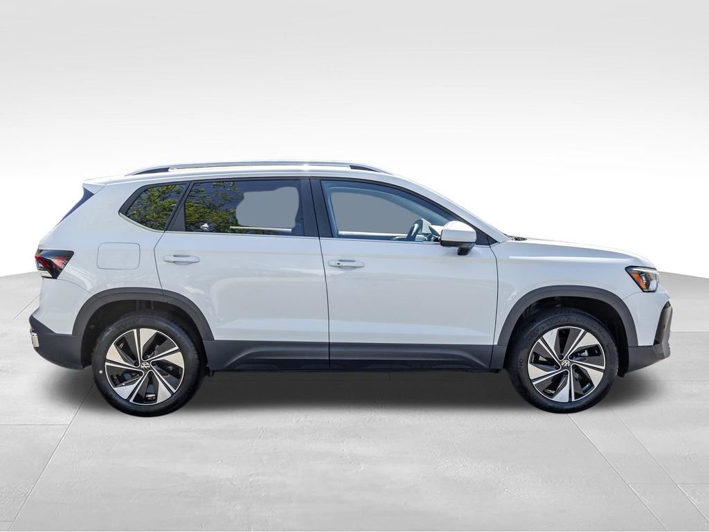 Used 2025 Volkswagen Taos SE AWD/4WD image 4