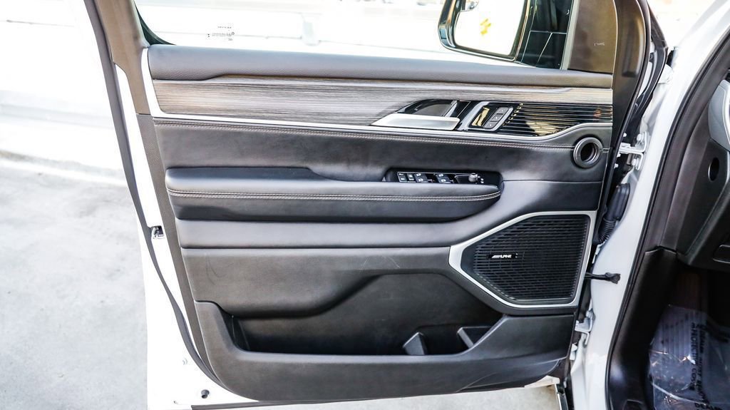 Certified 2024 Jeep Wagoneer Series II w/ Flexible Seating Group image 22