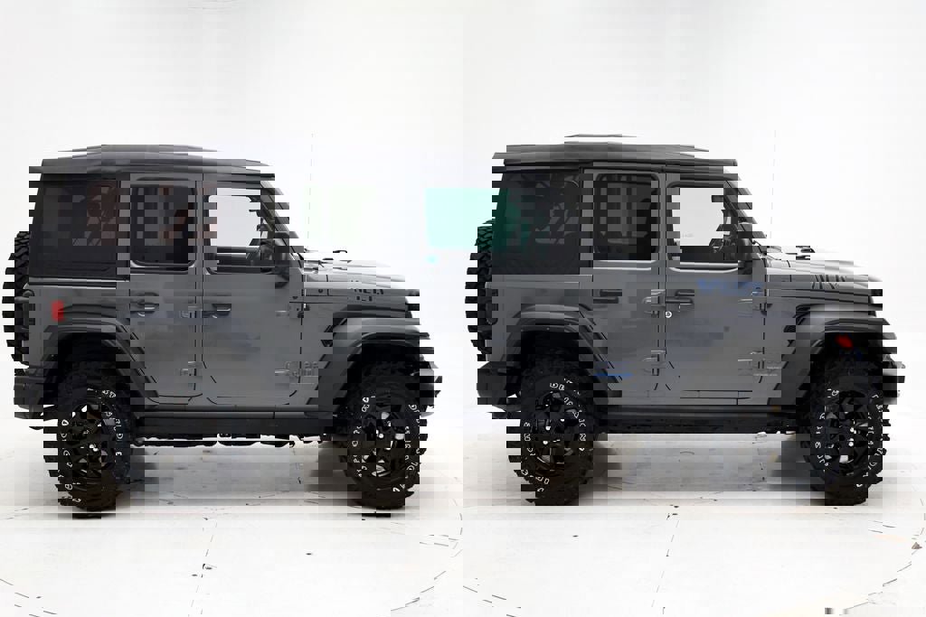 Used 2023 Jeep Wrangler Unlimited image 3