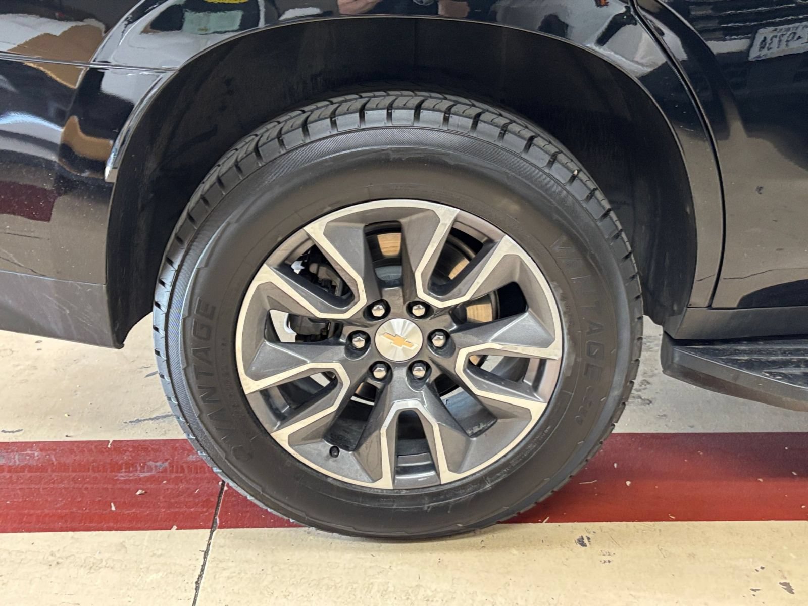 Used 2024 Chevrolet Tahoe LT w/ Luxury Package RWD image 33