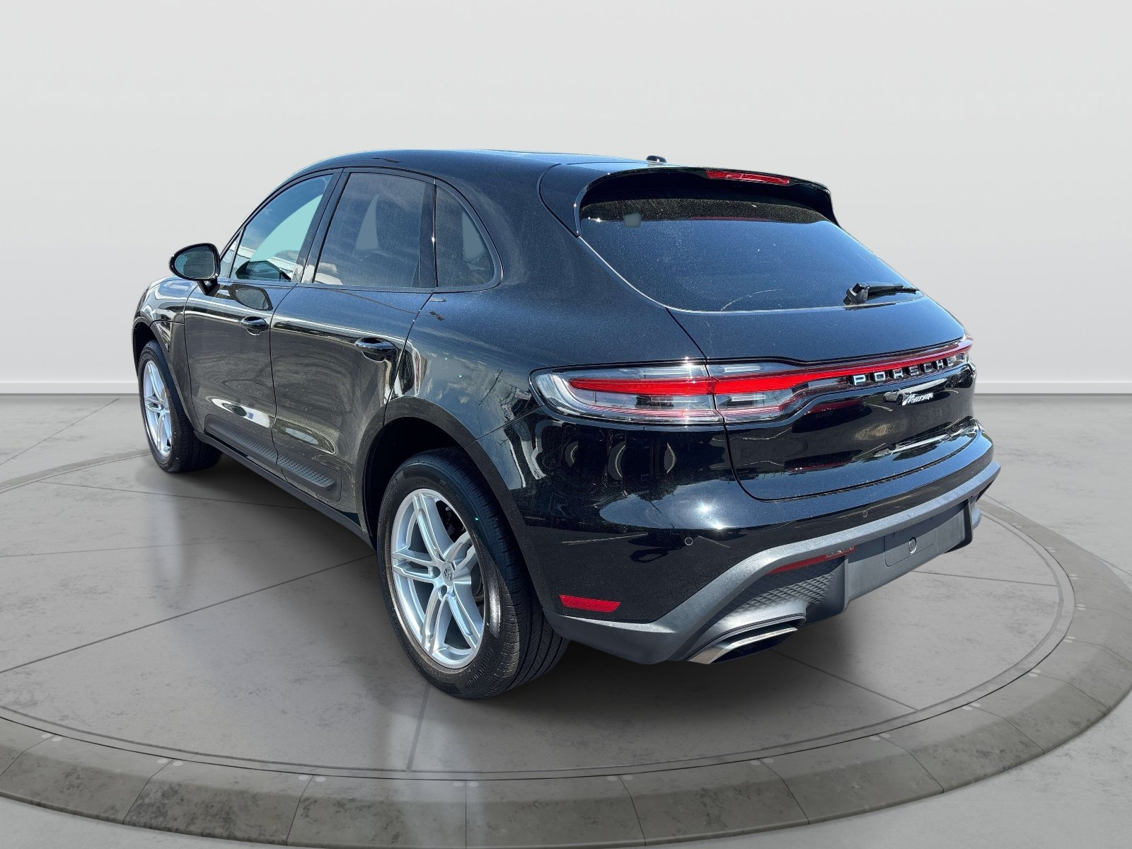 Used 2024 Porsche Macan AWD/4WD image 3