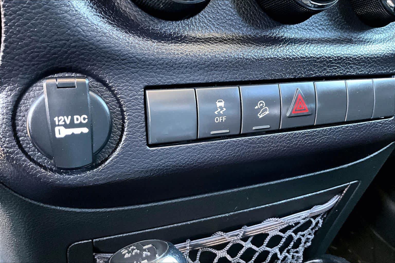 Used 2015 Jeep Wrangler Unlimited Sport w/ Connectivity Group AWD/4WD image 30