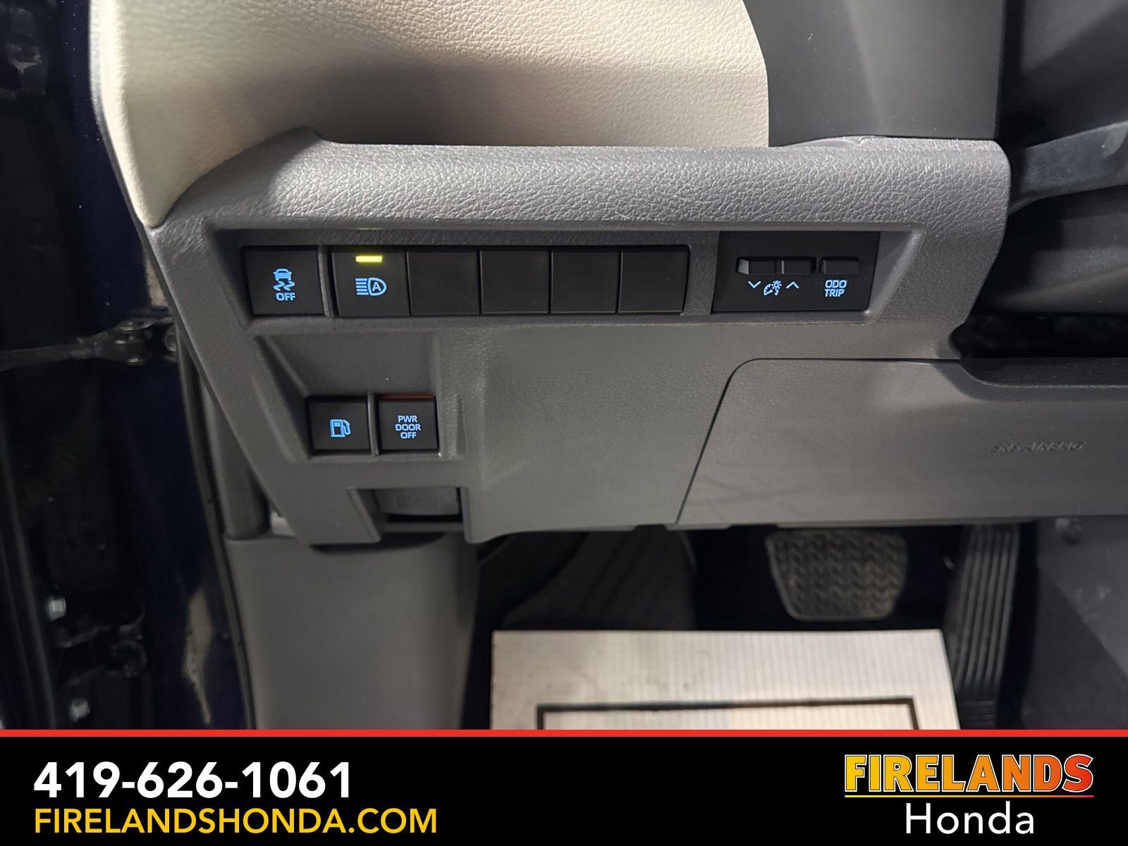 Used 2024 Toyota Sienna XLE AWD/4WD image 16