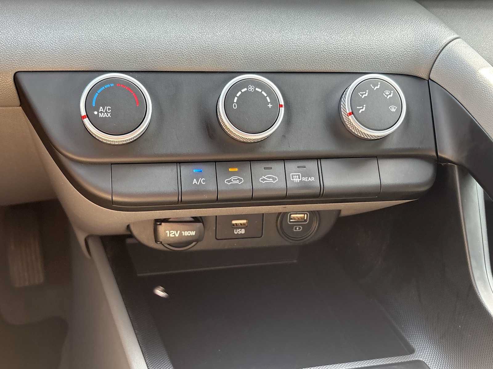 Used 2023 Hyundai Elantra SE FWD image 16