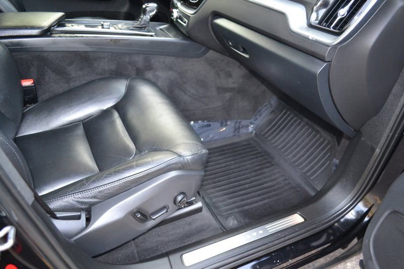 Used 2018 Volvo XC60 T5 Momentum w/ Vision Package image 27