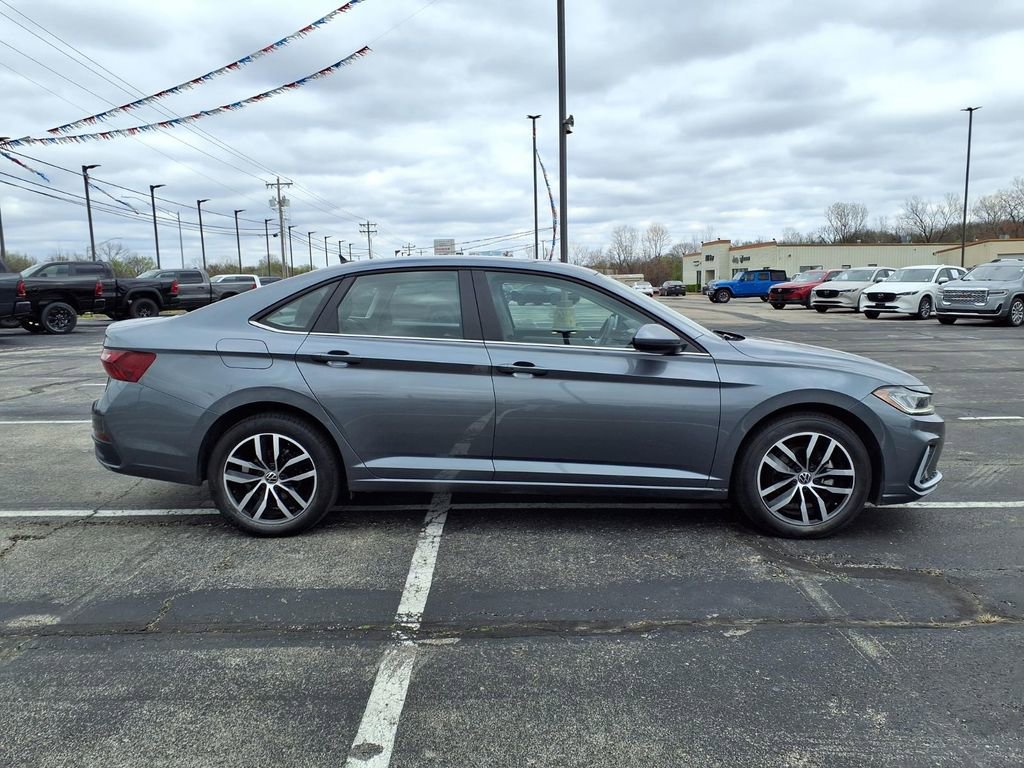 Used 2025 Volkswagen Jetta SE image 8