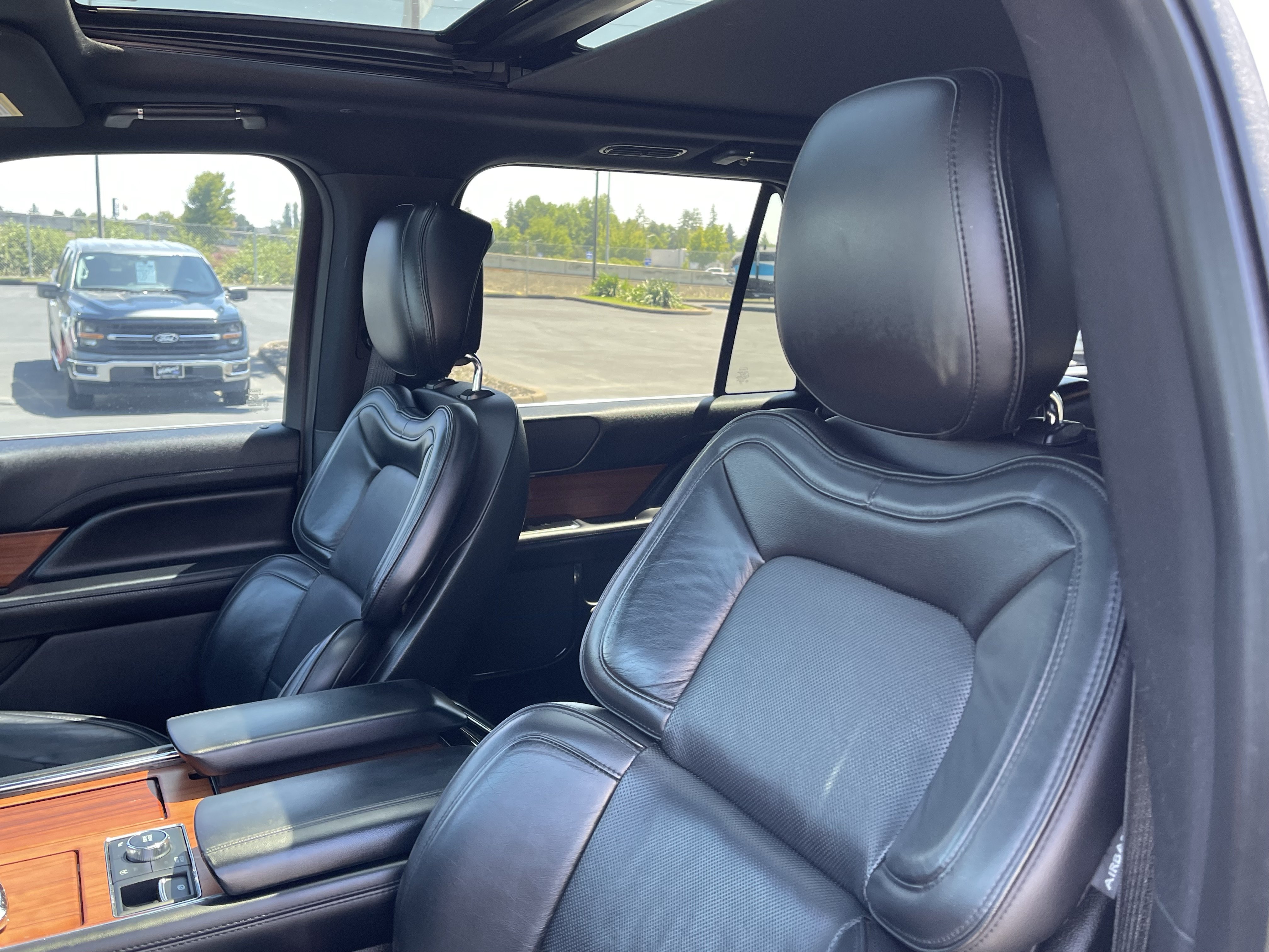 Used 2019 Lincoln Navigator Select AWD/4WD image 16