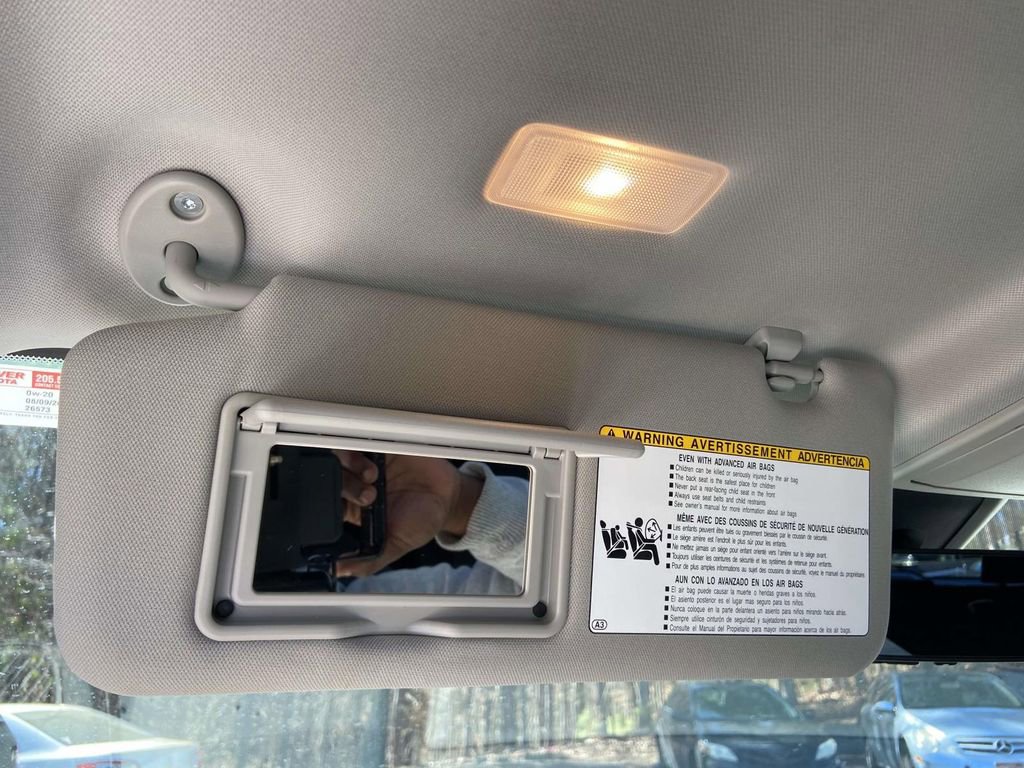 Used 2025 Toyota Highlander XLE image 32