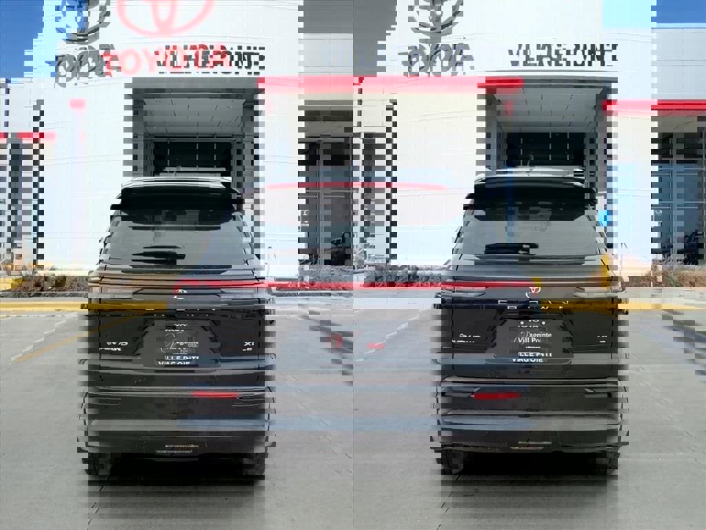 New 2025 Toyota Crown Signia XLE image 4