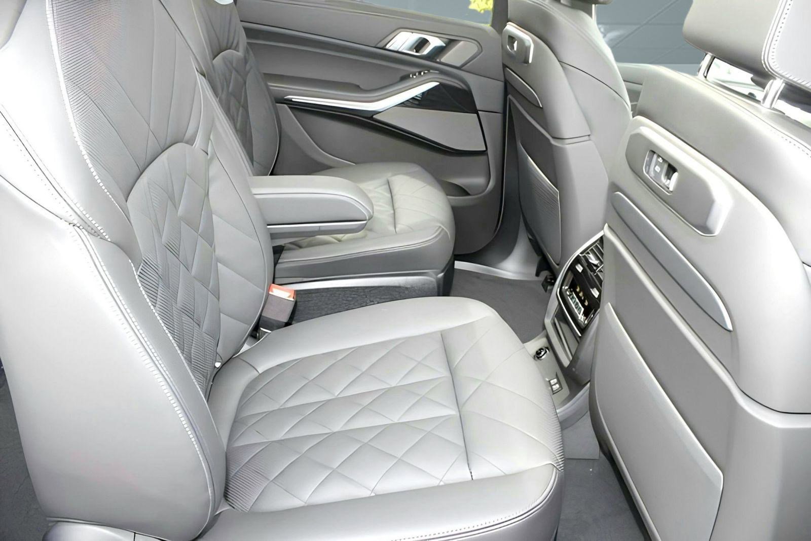 Used 2026 BMW X7 xDrive40i w/ M Sport Package image 32