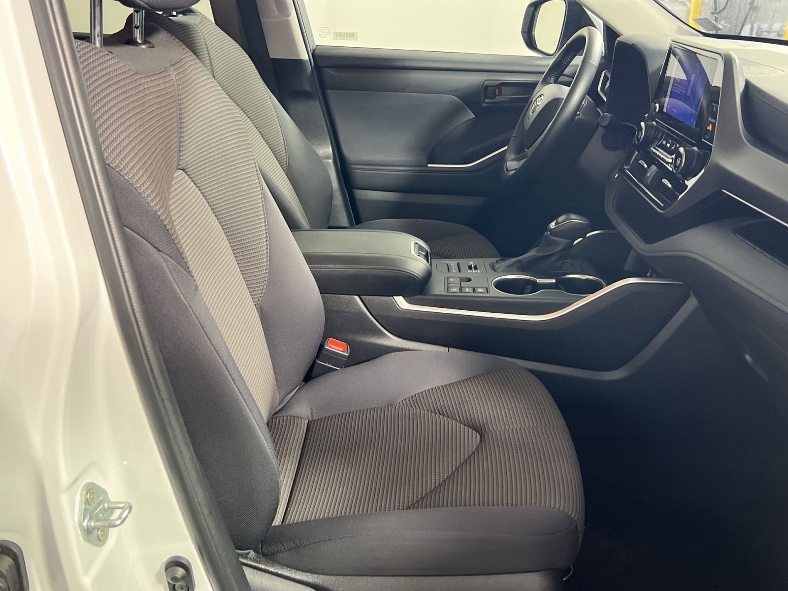 Used 2024 Toyota Highlander LE image 29