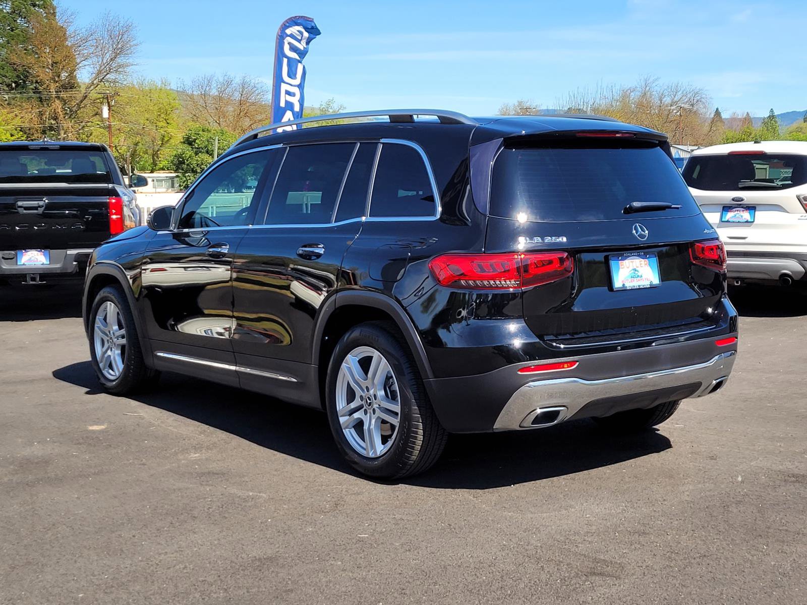 Used 2021 Mercedes-Benz GLB 250 4MATIC w/ Premium Package image 7