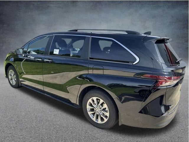 Used 2026 Toyota Sienna XLE FWD image 3