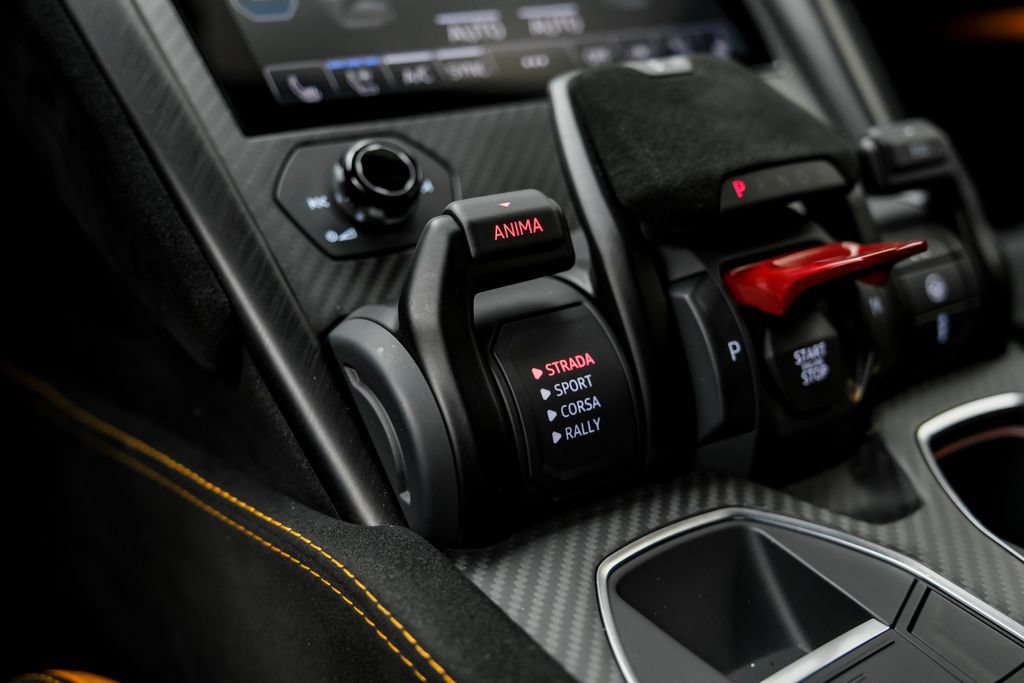 Used 2023 Lamborghini Urus Performante AWD/4WD image 30