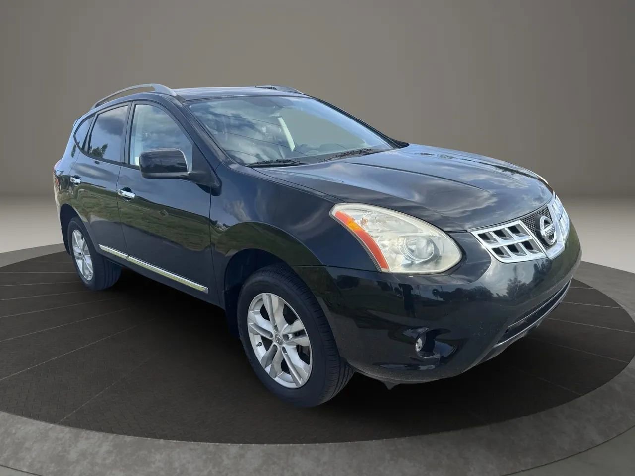 Used 2013 Nissan Rogue SV image 2