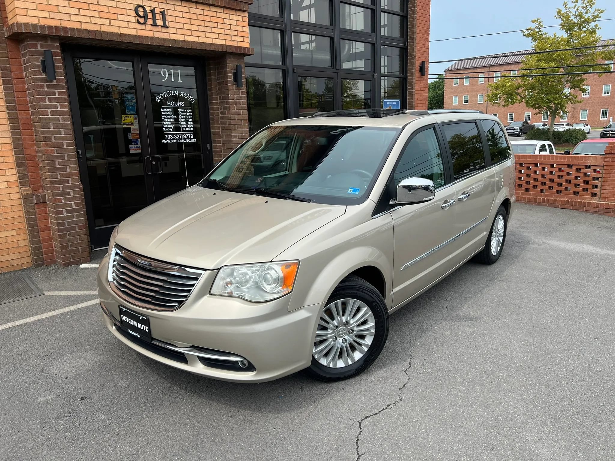 Used 2014 Chrysler Town & Country Limited w/ Luxury Group FWD image 2