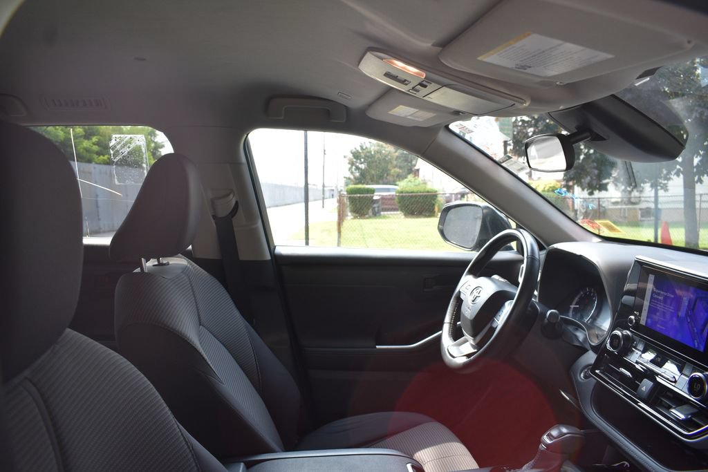 Used 2025 Toyota Highlander LE FWD image 19