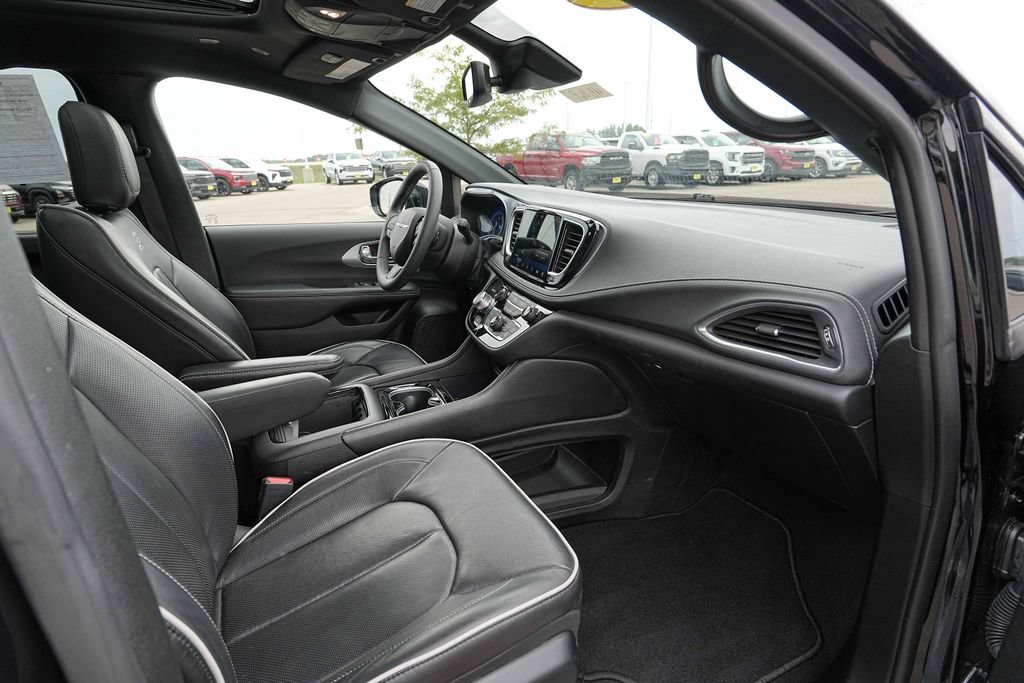 Used 2025 Chrysler Pacifica Limited FWD image 22